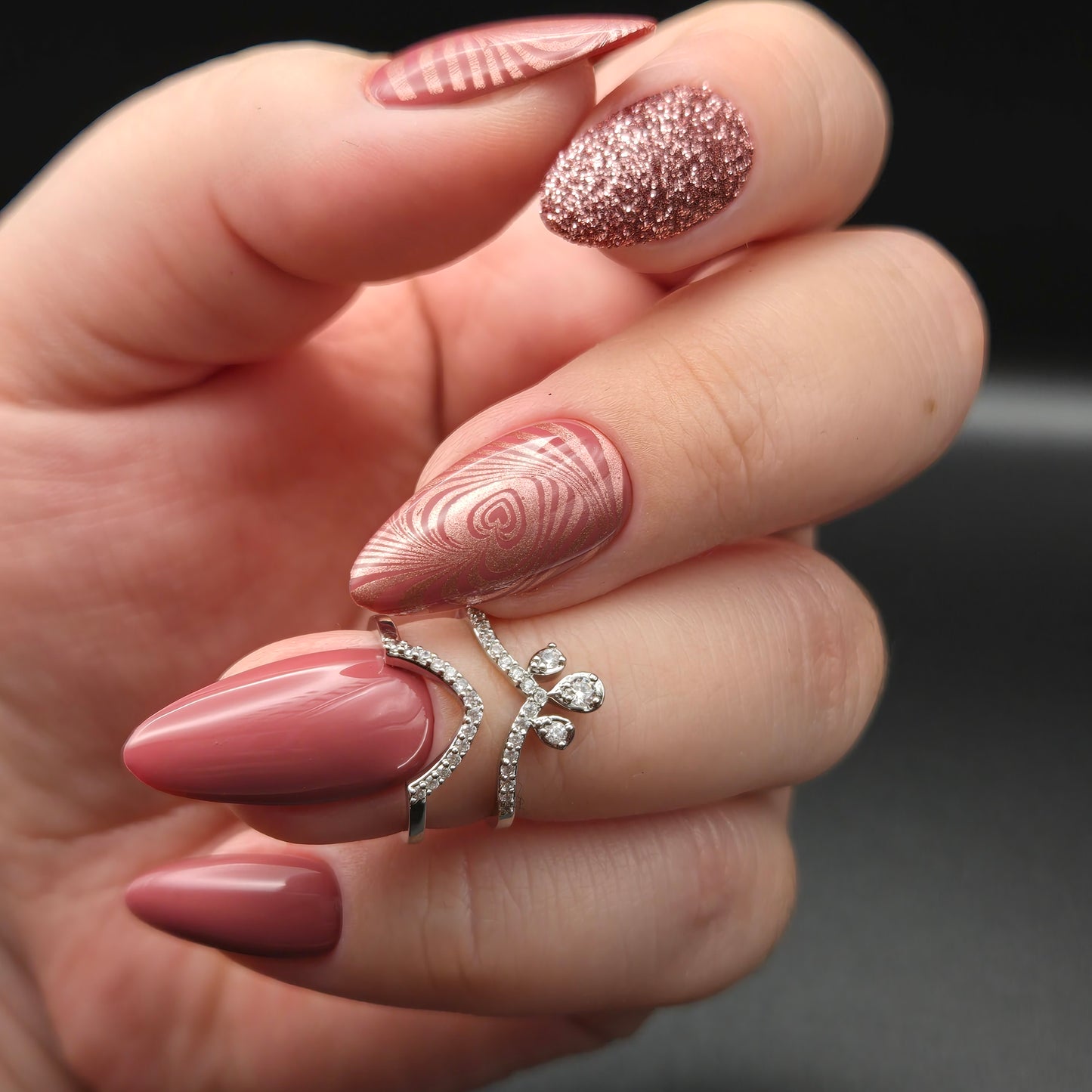 Press on Nails Herzklopfen
