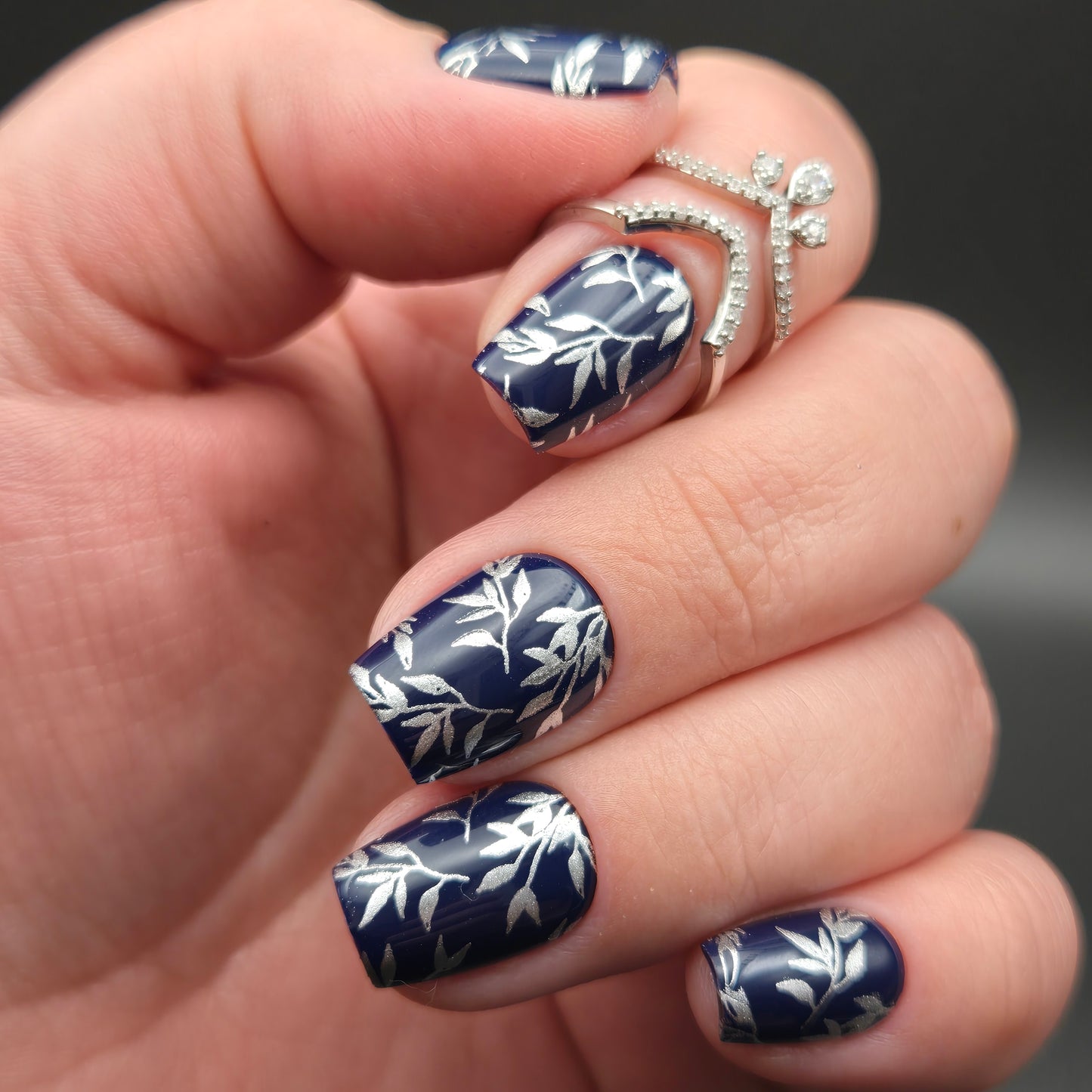 Press on Nails Midnight Ivy