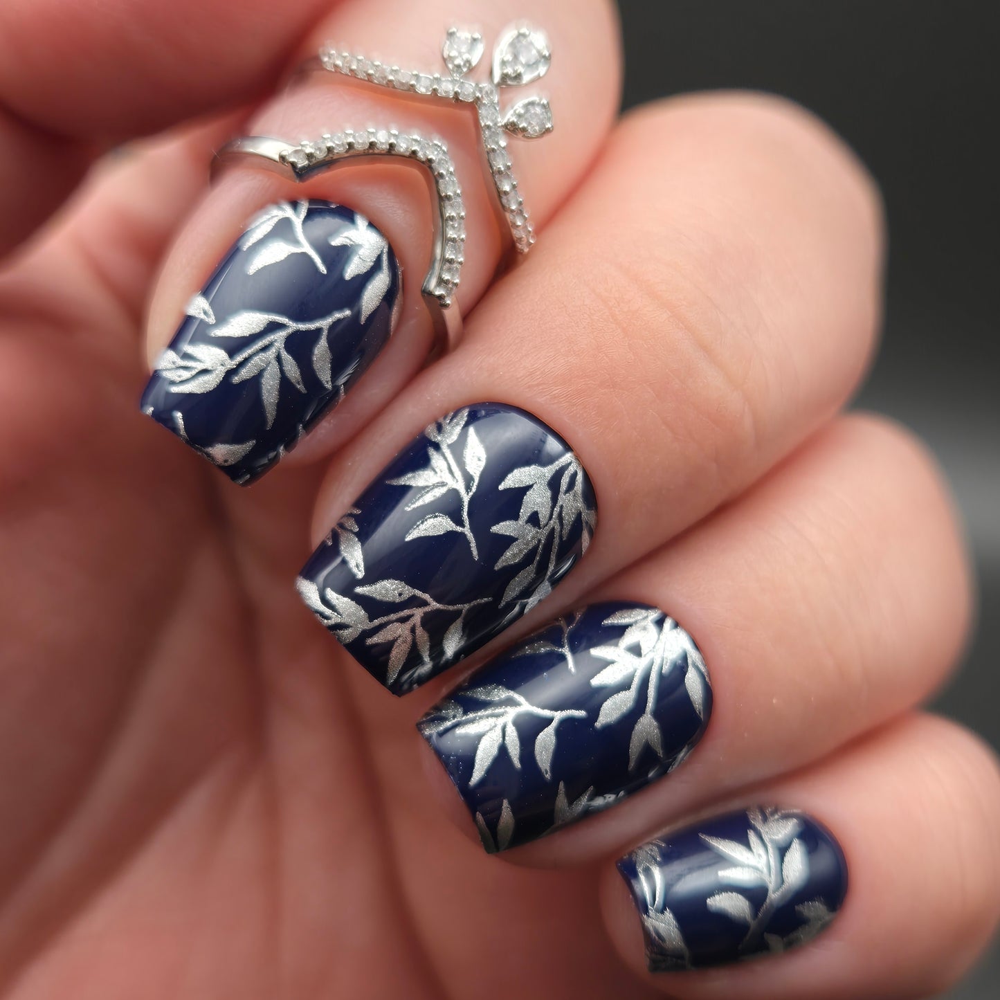 Press on Nails Midnight Ivy