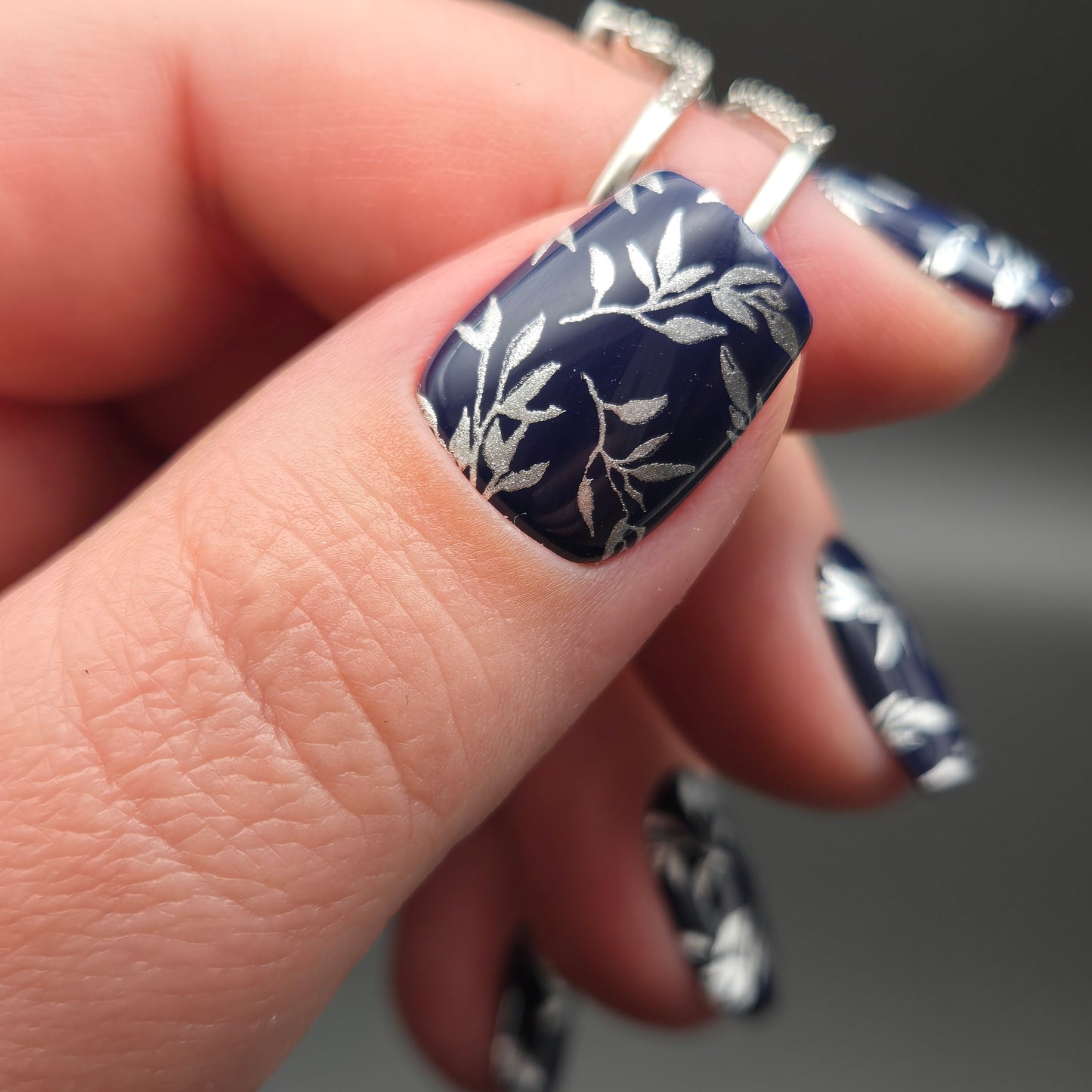 Press on Nails Midnight Ivy