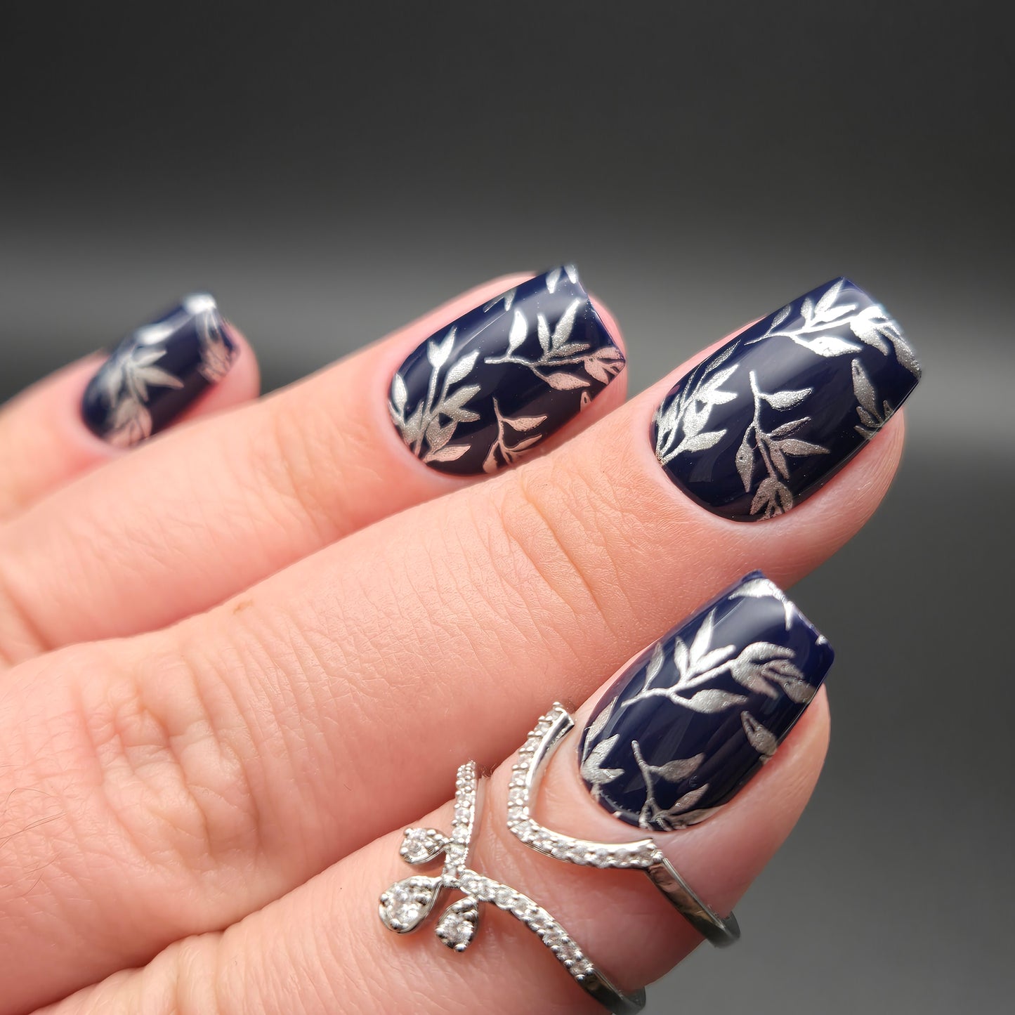 Press on Nails Midnight Ivy