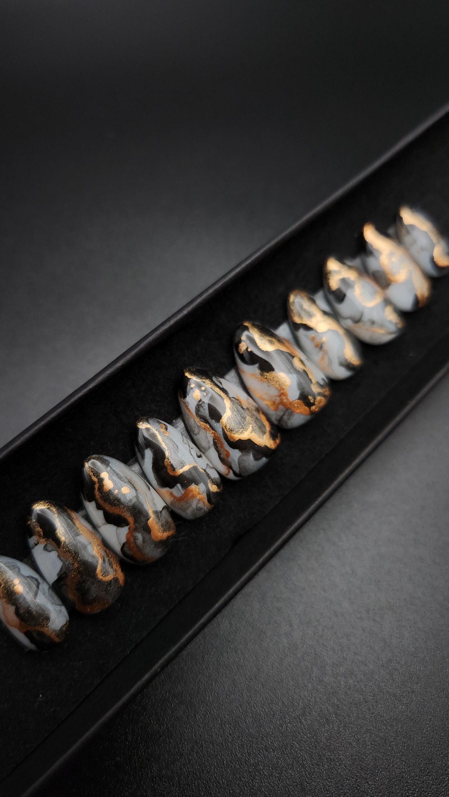 Press on Nails black Aquarell