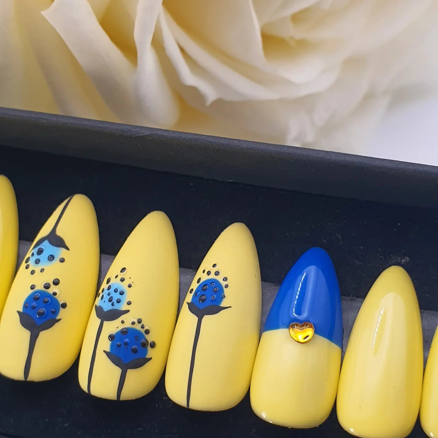 Press on Nails Dandelion