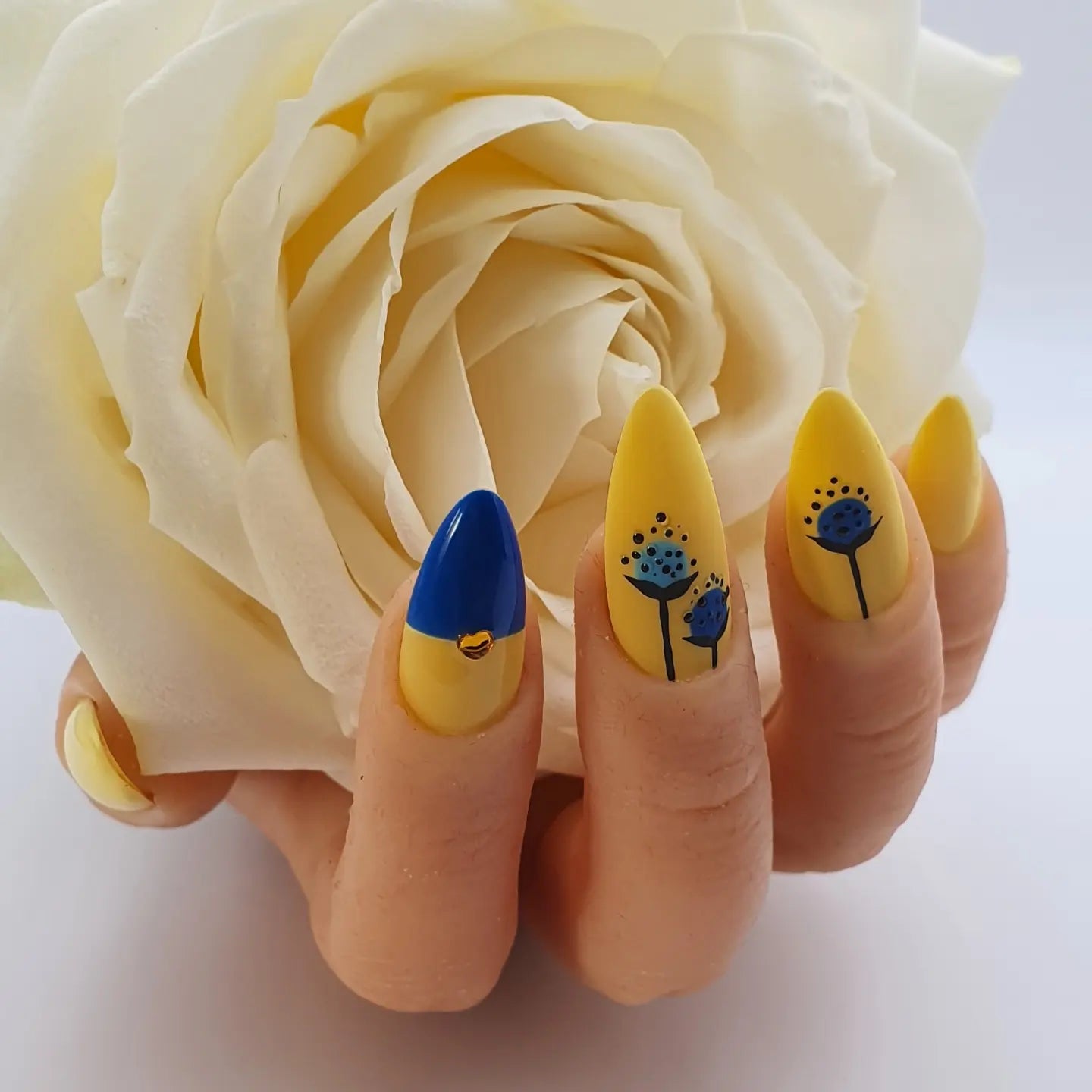 Press on Nails Dandelion